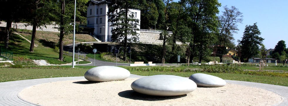 U Češkom gradu Cheb s betonskim klupama i dekorativnim kamenom uređen je javni park. 